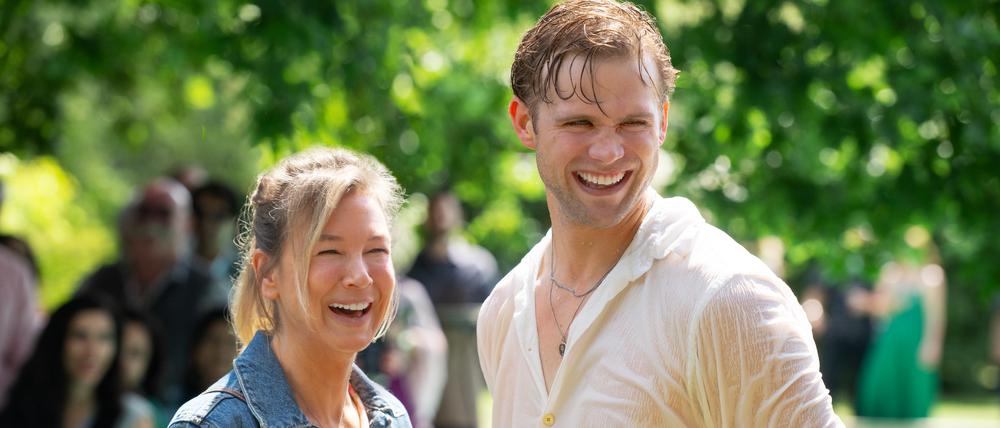 Bridget Jones (Renée Zellweger, links) und ihr 29-jähriger Verehrer Roxster (Leo Woodall) im vierten Teil der romantischen Komödie.