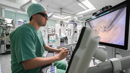 Heutige OP-Roboter arbeiten nicht autonom, sondern werden von Operateuren per Joystick gesteuert.