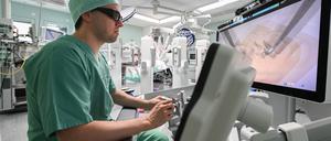 Heutige OP-Roboter arbeiten nicht autonom, sondern werden von Operateuren per Joystick gesteuert.