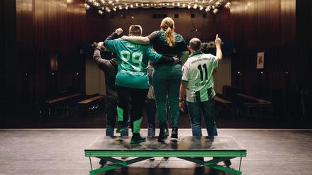 Singende Fans von Borussia Mönchengladbach in Rückansicht.