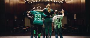 Singende Fans von Borussia Mönchengladbach in Rückansicht.