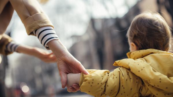 Eine Mutter und ein Kind bei einem Spaziergang. (Symbolbild)