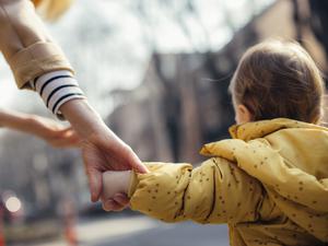 Eine Mutter und ein Kind bei einem Spaziergang. (Symbolbild)