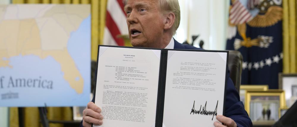 In den ersten Tagen seiner Amtszeit unterschrieb US-Präsident Donald Trump Dutzende Dekrete.