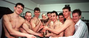 Teoman Alibegović (links, daneben Saša Obradović) feiern in der Kabine den Gewinn des Korać-Cups. 
