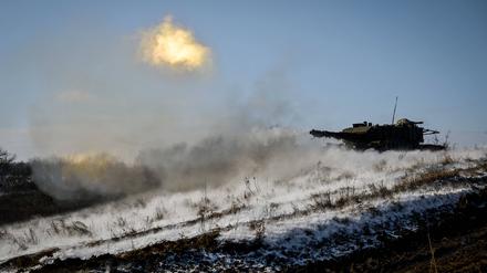 Ein Panzer in Aktion während einer Übung von Leopard 1A5-Besatzungen im Rahmen der Gefechtsausbildung und der Wiederherstellung der Kampffähigkeit der 44. separaten mechanisierten Brigade der ukrainischen Landstreitkräfte