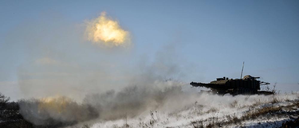 Ein Panzer in Aktion während einer Übung von Leopard 1A5-Besatzungen im Rahmen der Gefechtsausbildung und der Wiederherstellung der Kampffähigkeit der 44. separaten mechanisierten Brigade der ukrainischen Landstreitkräfte