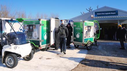 Von einem Mikro-Depot in einer Lagerhalle am Berliner Messegelände aus werden Pakete und andere Kleintransporte mit E-Lastenfahrrädern zu den Empfängern geliefert.