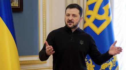 Der ukrainische Präsident Wolodymyr Selenskyj gibt eine Pressekonferenz in Kiew.