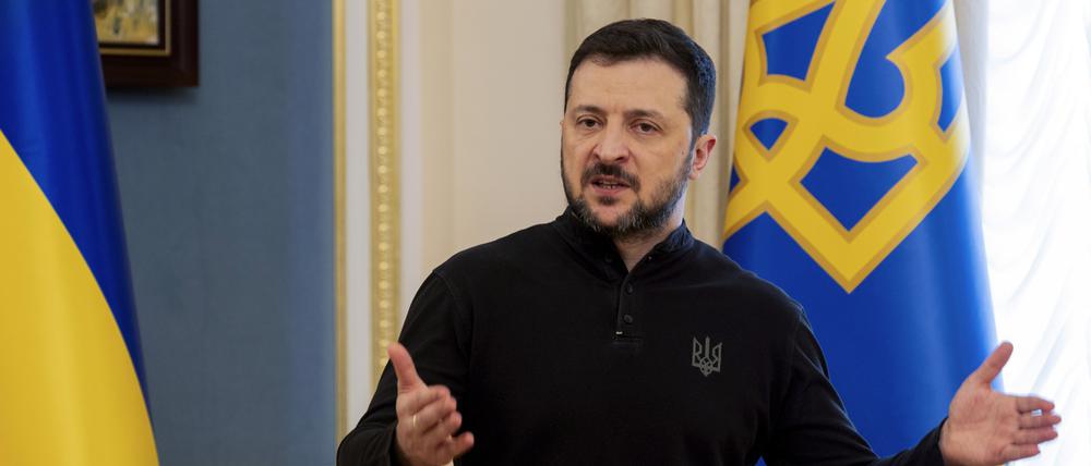 Der ukrainische Präsident Wolodymyr Selenskyj gibt eine Pressekonferenz in Kiew.