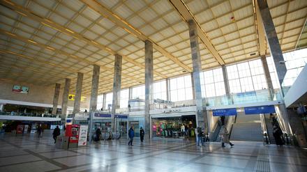 Österreichs Verfassungsschützer haben nach eigenen Angaben einen geplanten islamistischen Anschlag auf den Wiener Westbahnhof verhindert.