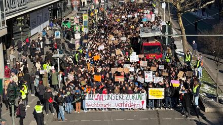Schülerdemo in der Schloßstraße in Berlin-Steglitz am 19.2.2025 vor der Bundestagswahl. 6000 Schülerinnen und Schüler aus der ganzen Stadt kamen nach Angaben des Veranstalters zusammen, die Polizei sprach von 1200 Teilnehmern. Das Motto der Demo, die von Schülern der Fichtenberg-Oberschule organisiert wurde, lautete „Eure Wahl, unsere Zukunft“.