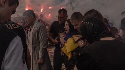 Eine ukrainische Mutter beweint den Tod ihres Sohnes bei einer Beerdigung. 