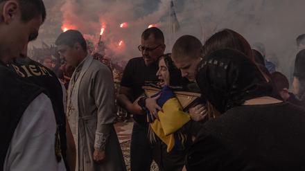 Eine ukrainische Mutter beweint den Tod ihres Sohnes bei einer Beerdigung. 