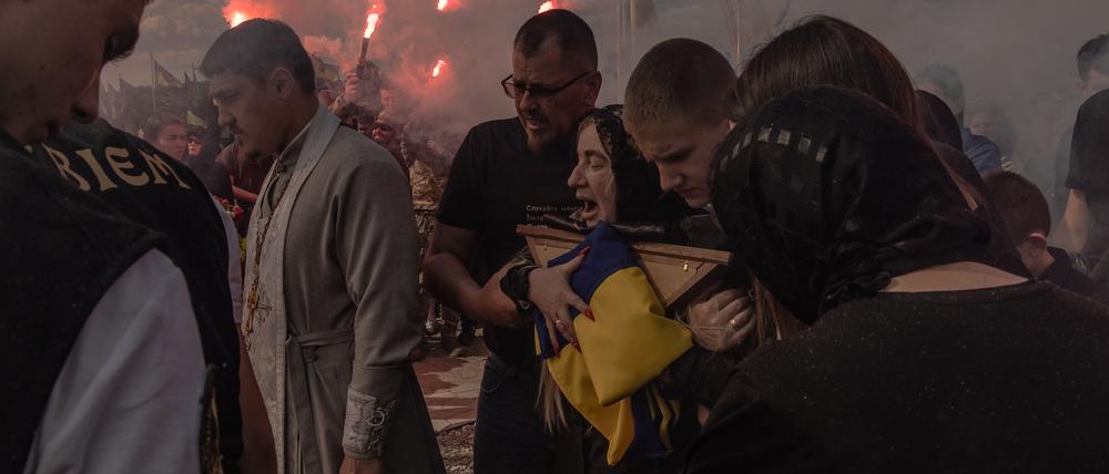 Eine ukrainische Mutter beweint den Tod ihres Sohnes bei einer Beerdigung.