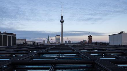 Fast so ikonisch wie New York: Die Berliner Skyline. Im vergangenen Jahr stieg die Zahl der Touristen in der Stadt erneut an. (Archivbild)