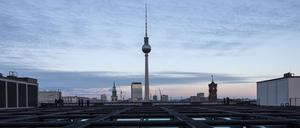 Fast so ikonisch wie New York: Die Berliner Skyline. Im vergangenen Jahr stieg die Zahl der Touristen in der Stadt erneut an. (Archivbild)