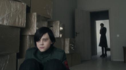 Der junge Serik wirs von einer übersinnlichen Macht kontrolliert, die im Keller der Militärakademie haust.