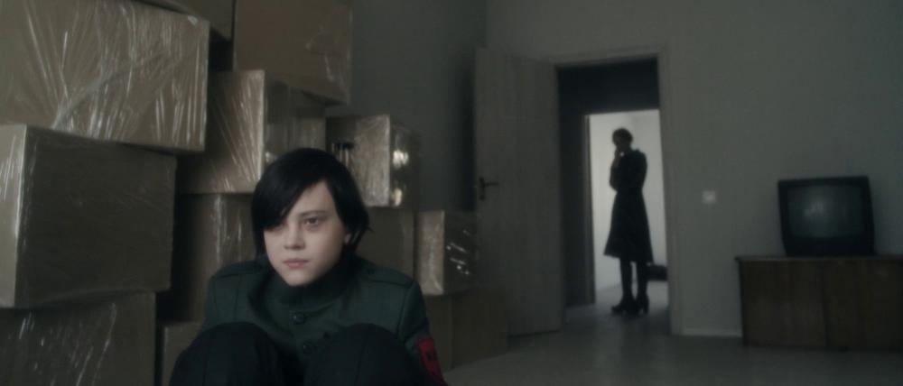 Der junge Serik wirs von einer übersinnlichen Macht kontrolliert, die im Keller der Militärakademie haust.