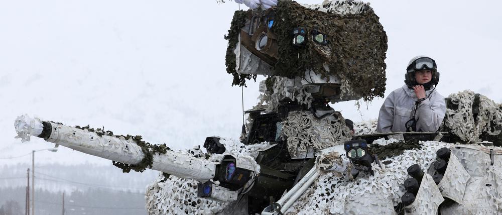 Skandinavien rüstet aus Furcht vor Moskau auf, hier ein Bild von der Nato-Übung „Cold Response 2022“ mit Beteiligung der norwegischen, finnischen und schwedischen Armeen.