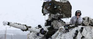 Skandinavien rüstet aus Furcht vor Moskau auf, hier ein Bild von der Nato-Übung „Cold Response 2022“ mit Beteiligung der norwegischen, finnischen und schwedischen Armeen.