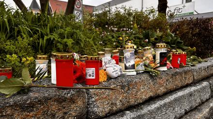 Nach dem Tod eines Obdachlosen nach einem mutmaßlichen Angriff stehen Blumen und Kerzen im Stadtzentrum von Immenstadt im Allgäu.