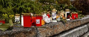 Nach dem Tod eines Obdachlosen nach einem mutmaßlichen Angriff stehen Blumen und Kerzen im Stadtzentrum von Immenstadt im Allgäu.