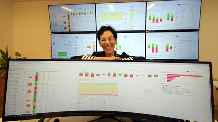 Susanne Katharina Jones im Kontrollraum des neuen Systems, über das die Bettenbelegung am Bergmann-Klinikum zentral gesteuert wird.