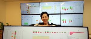 Susanne Katharina Jones im Kontrollraum des neuen Systems, über das die Bettenbelegung am Bergmann-Klinikum zentral gesteuert wird.