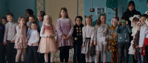 Eine ukrainische Schulklasse während einer Feierstunde in Kateryna Gornostais Dokumentarfilm „Timestamp“. 