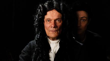Kann man das Denken sehen? Edgar Selge als Universalphilosoph Gottfried Wilhelm Leibniz, im Hintergrund Aenne Schwarz als niederländische Porträtmeisterin. 