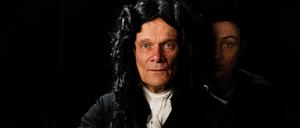 Kann man das Denken sehen? Edgar Selge als Universalphilosoph Gottfried Wilhelm Leibniz, im Hintergrund Aenne Schwarz als niederländische Porträtmeisterin. 