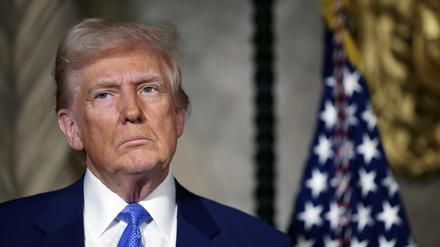 US-Präsident Donald Trump spricht in seinem Anwesen Mar-a-Lago.