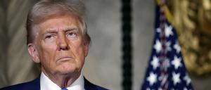 US-Präsident Donald Trump spricht in seinem Anwesen Mar-a-Lago.