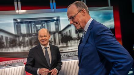 Bundeskanzler Olaf Scholz (l, SPD) steht neben Friedrich Merz, Unions Kanzlerkandidat und CDU Bundesvorsitzender, beim letzten TV-Duell vor der Bundestagswahl bei Welt TV und Bild. 