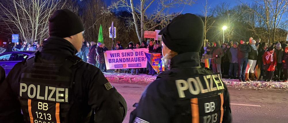 Die Polizei ist bei einer AfD-Wahlkampfveranstaltung in Neuenhagen bei Berlin im Einsatz - Demonstranten protestieren auf der gegenüberliegenden Seite gegen die Partei.