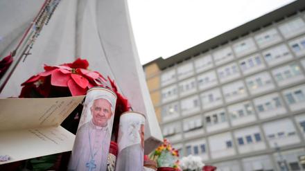 Der klinische Zustand von Papst Franziskus ist nach Vatikan-Angaben stabil. 