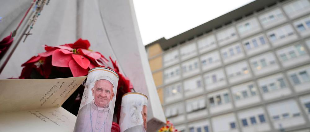 Der klinische Zustand von Papst Franziskus ist nach Vatikan-Angaben stabil. 