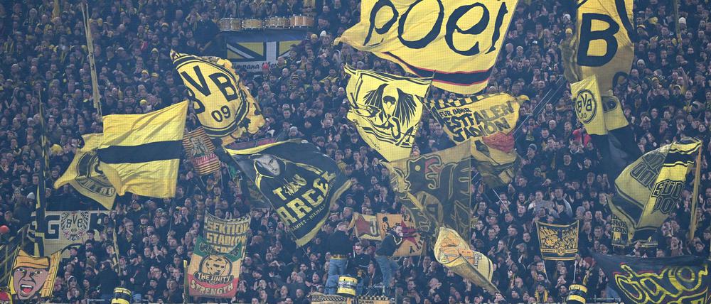 Die BVB-Fans feiern den Achtelfinal-Einzug