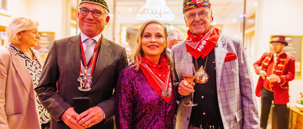 Innenminister Thomas Strobl (l), zusammen mit Regina Halmich und Europaparl-Chef Roland Mack bei der Verleihung der Narrenschelle.