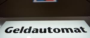 Vor den Augen von Zivilpolizisten wollten mehrere Täter einen Geldautomaten aufbrechen. (Symbolbild)