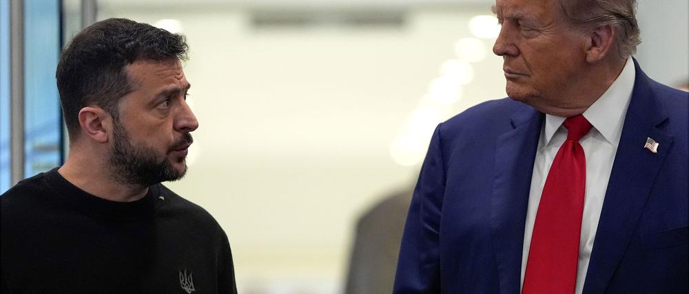 Das Verhältnis zwischen US-Präsident Trump und dem ukrainischen Staatschef Selenskyj ist getrübt, nun bemüht sich der Ukrainer um Deeskalation. (Archivbild) 