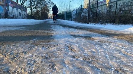 Mut zur Lücke: Wer derzeit mit dem Rad zur Arbeit fährt, muss aufgrund zahlreicher vereister Radwege gut aufpassen.