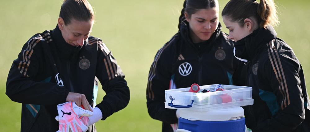 Nummer 1, 2 und 3 - nur in welcher Reihenfolge? Die Torhüterinnen Ann-Katrin Berger (l), Sophia Winkler (M) und Stina Johannes.