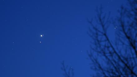 ILLUSTRATION - Jupiter und Mars am Nachthimmel 