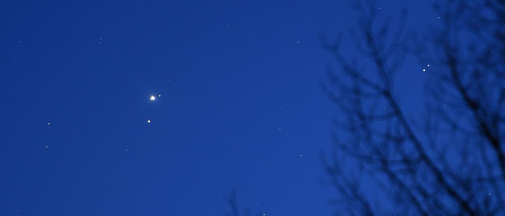ILLUSTRATION - Jupiter und Mars am Nachthimmel 
