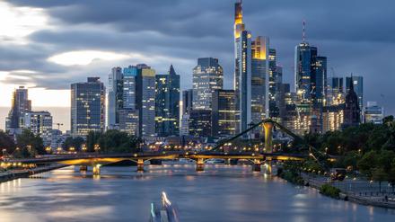 Frankfurter Skyline: Mehrere Banken habe große Mietverträge für neue Büros abgeschlossen. (Archivbild)