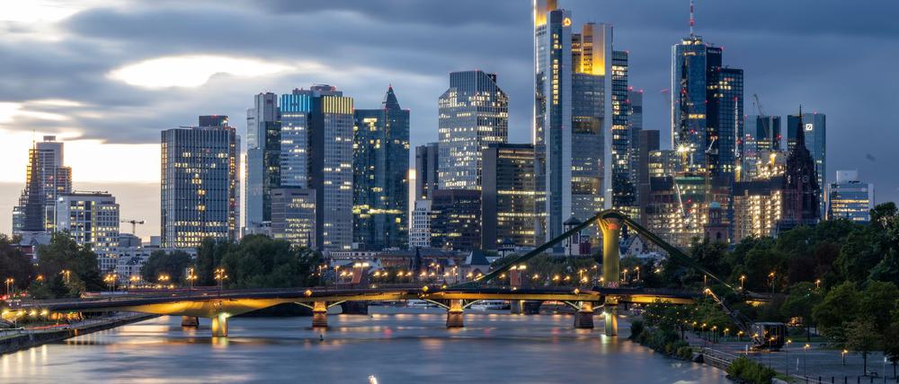 Frankfurter Skyline: Mehrere Banken habe große Mietverträge für neue Büros abgeschlossen. (Archivbild)