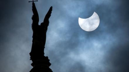 Eine partielle Sonnenfinsternis über der Statue des Erzengel Michael auf der Kuppel des Schweriner Schlosses.