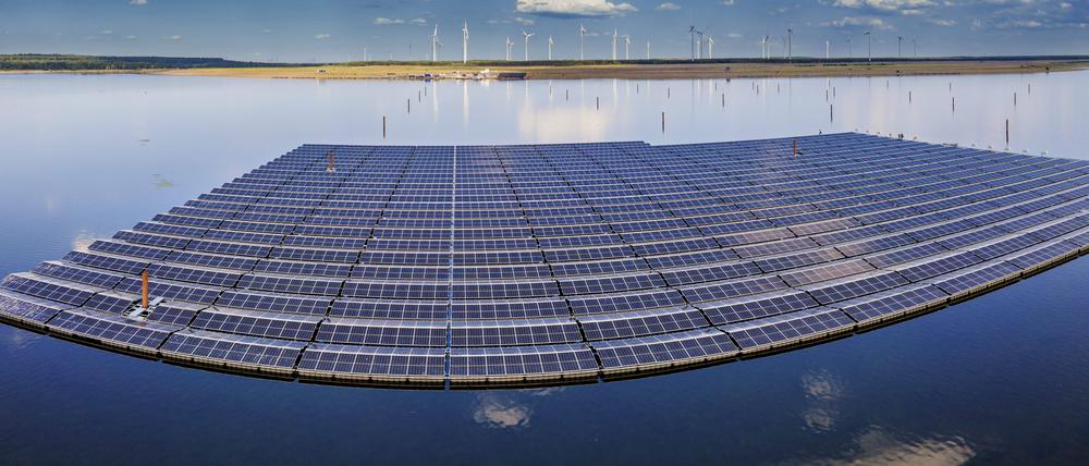Schwimmende Fotovoltaik-Anlage entsteht auf dem Cottbuser Ostsee.